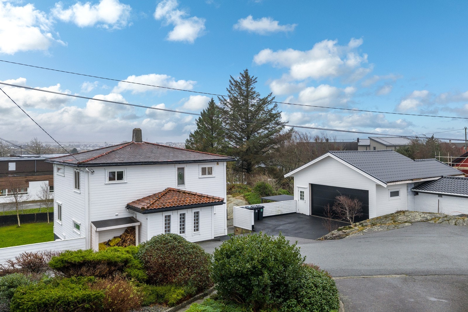 Velkommen til Vestre Veaveg 48, presentert av Daniel Gård i Eiendomsmegler A. Galleribilde