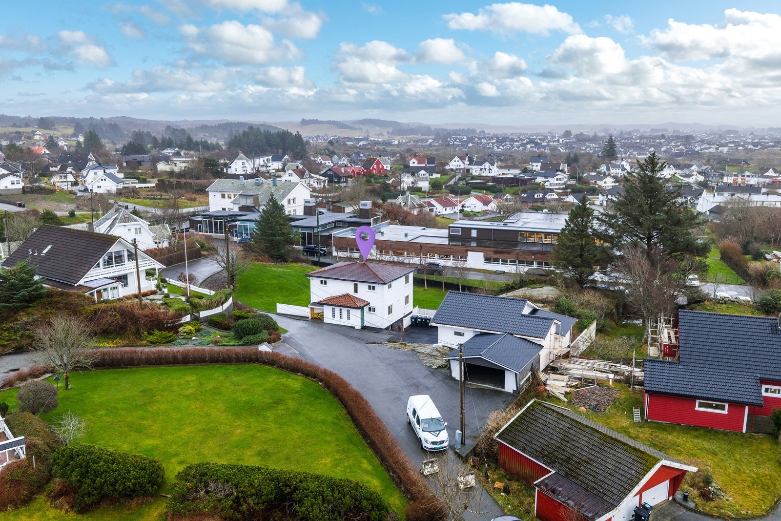Eiendommen har svært attraktiv beliggenhet i blindgate og med umiddelbar nærhet til Sæveland barneskole. Kort avstand til barnehage. Galleribilde