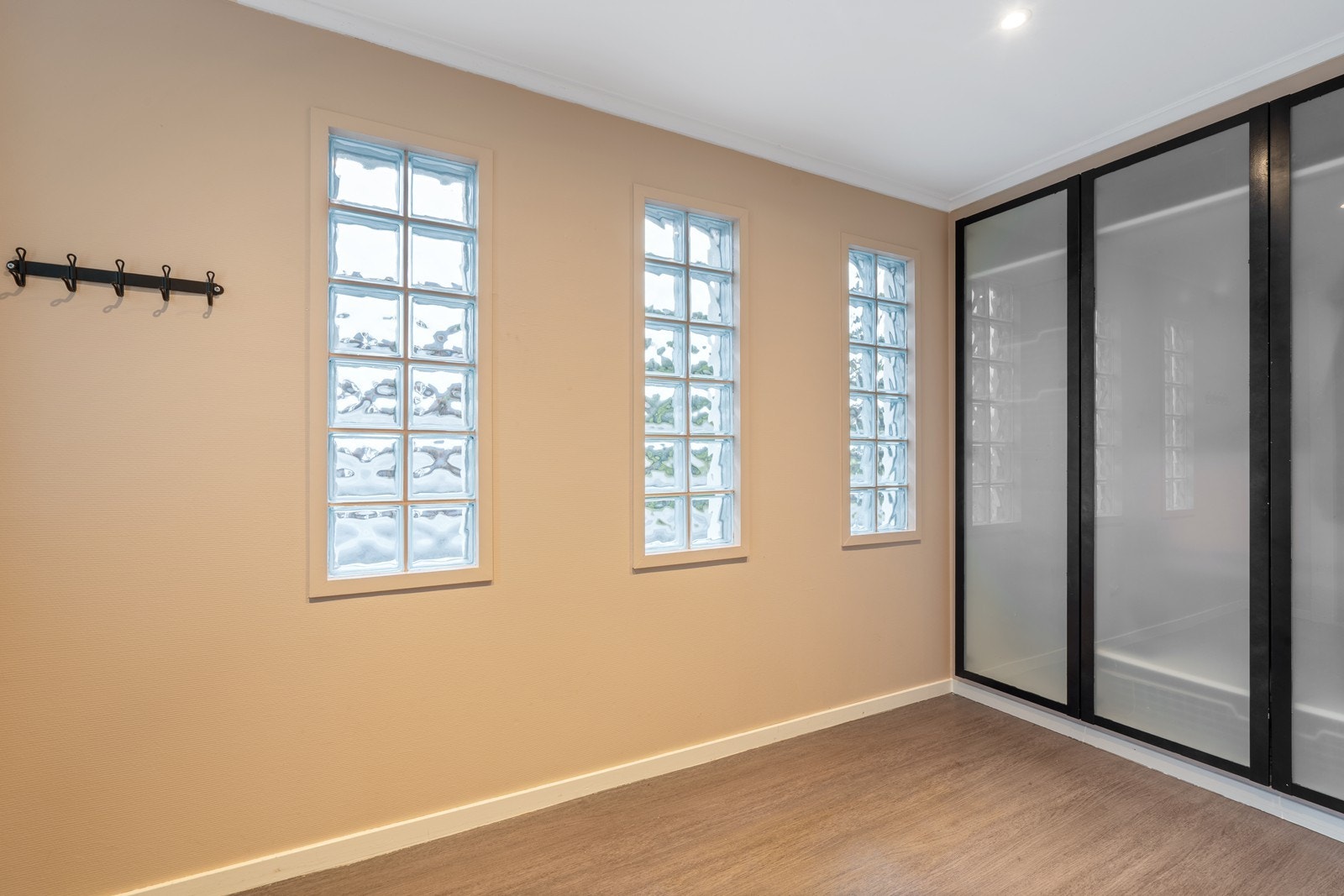 Praktisk med oppbevaring i skyvedørsgarderobe. Kul løsning med glassbyggerstein. Galleribilde