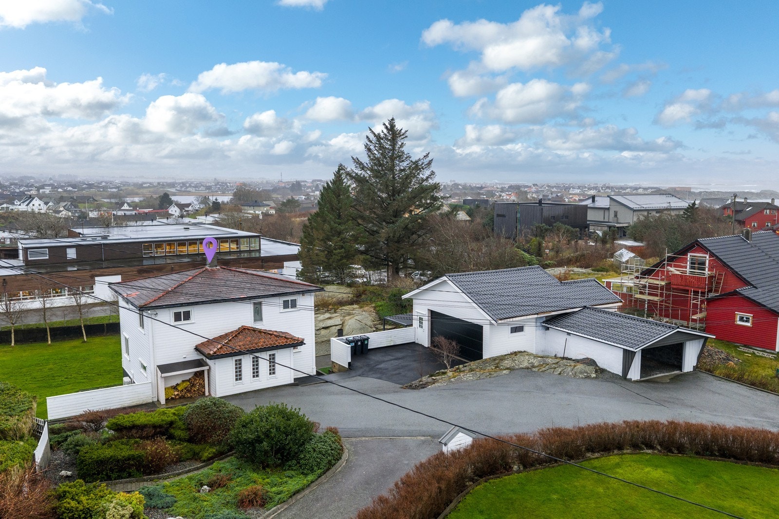 Meget kjekk eiendom med asfaltert gardstun. Galleribilde