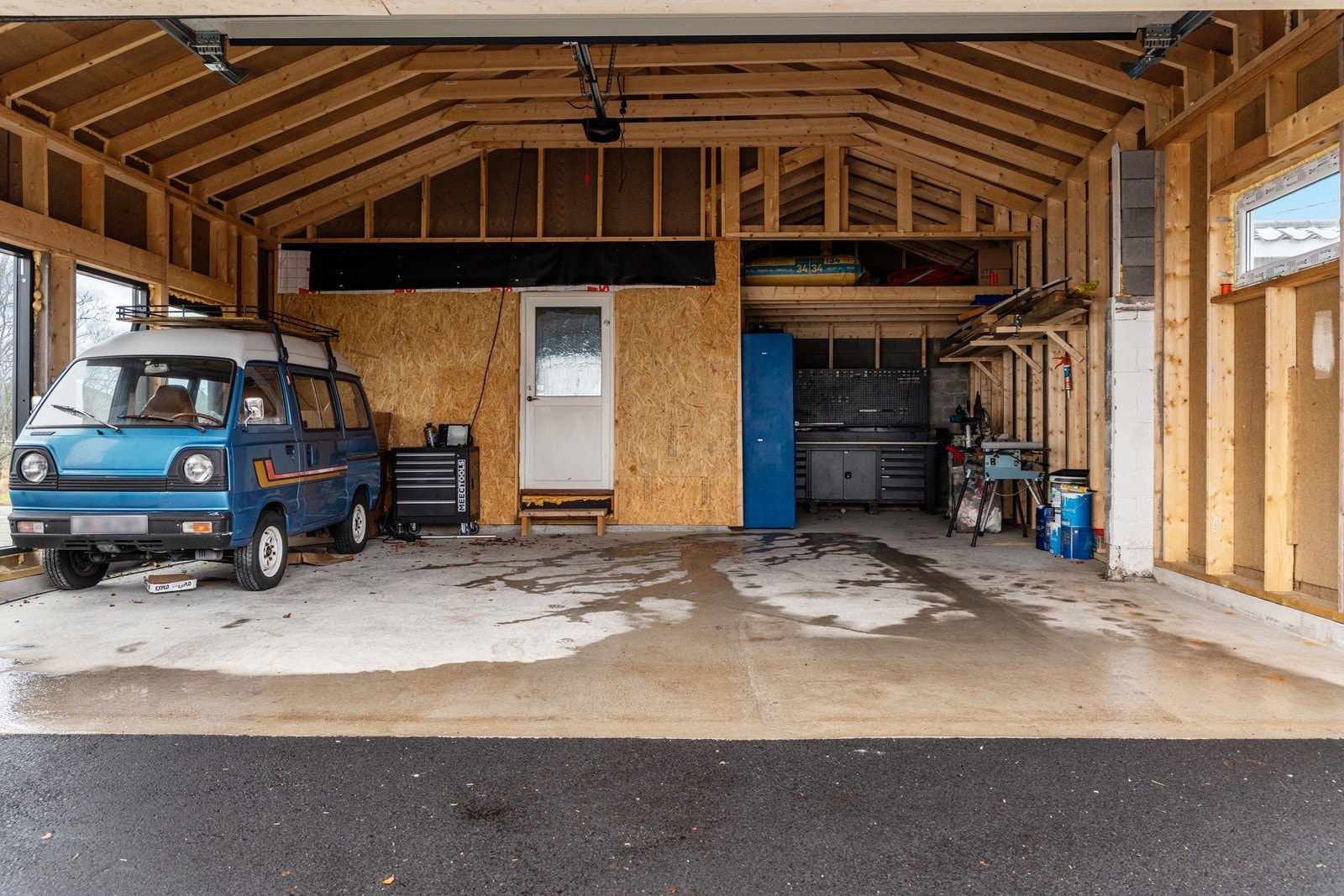 Svært romslig garasje med gode oppbevaringsmuligheter. Galleribilde