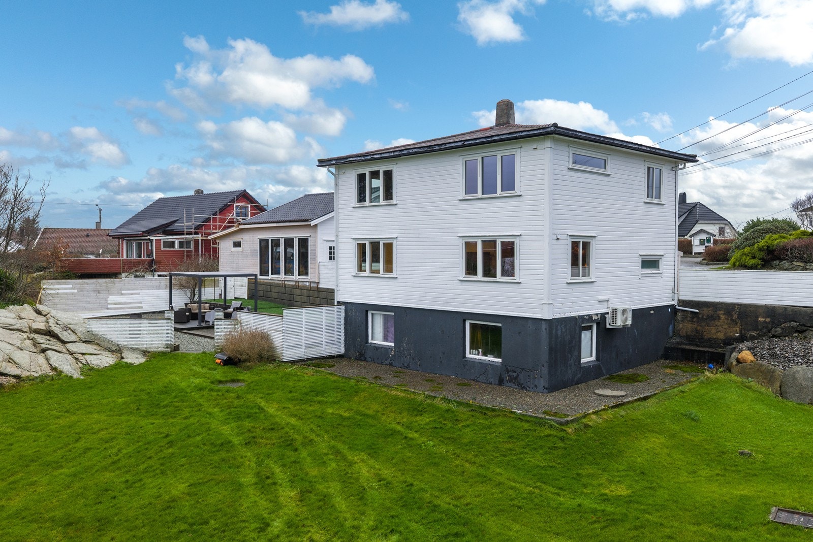 Stor og romslig hage med plass til lek, avslapning og uteaktiviteter. Galleribilde