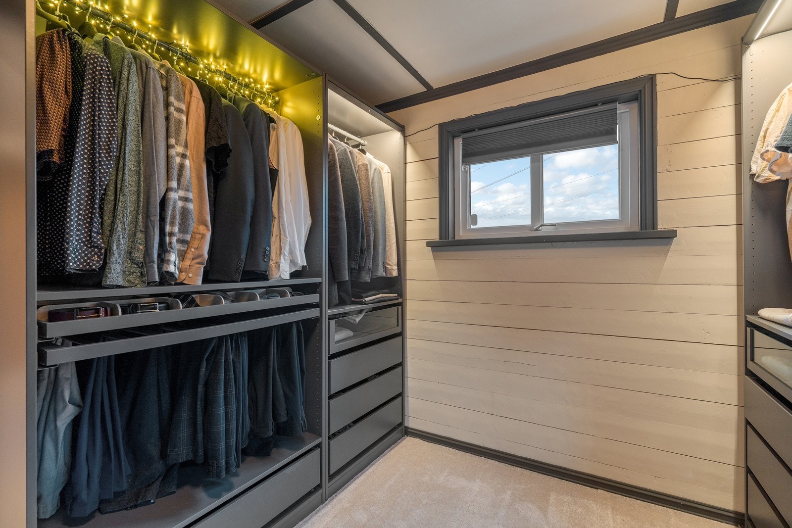 Praktisk walk-in closet med deilig teppegulv. Galleribilde