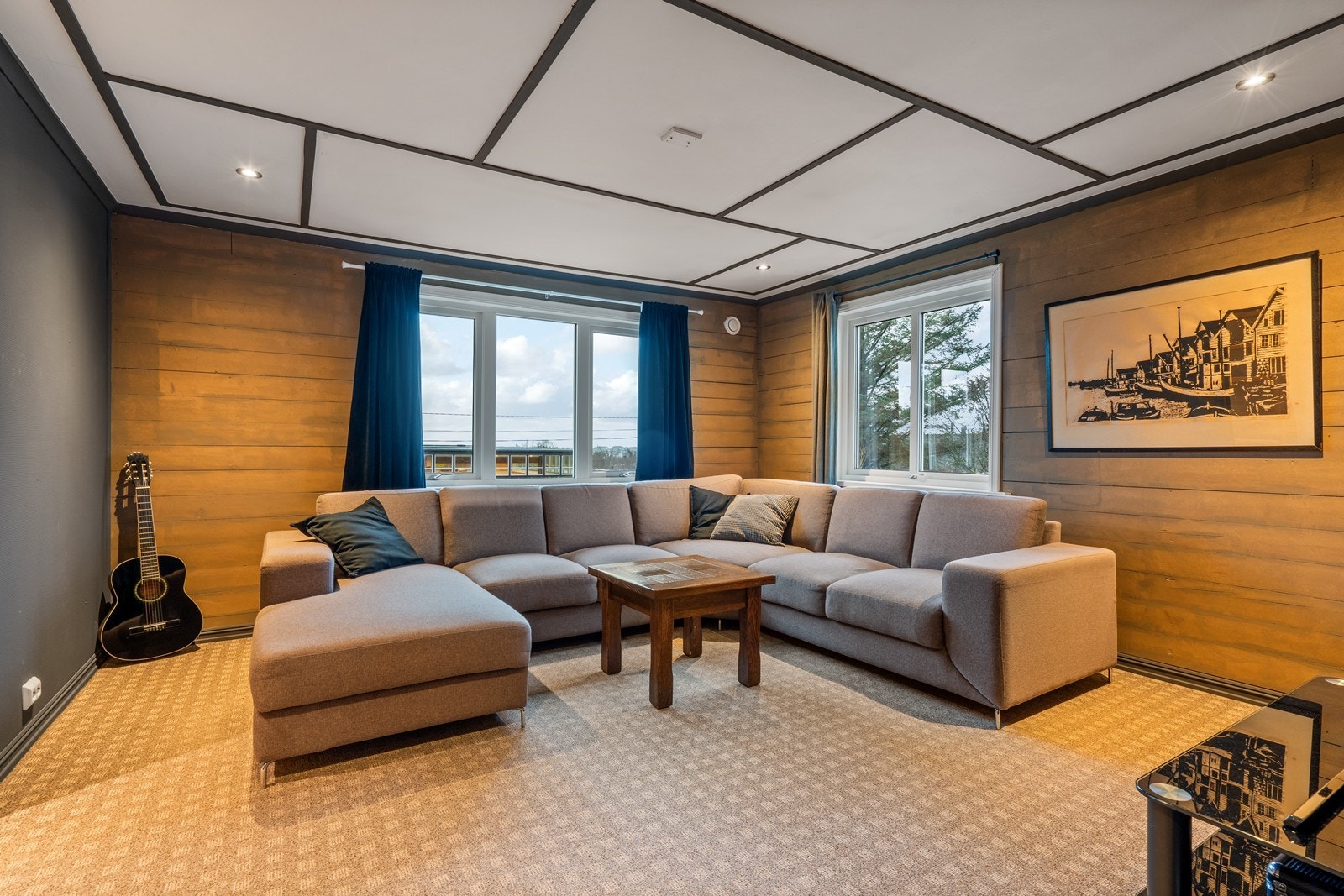 En hyggelig loftstuestue med autentiske tømmervegger, store vindusflater og god romfølelse. Galleribilde