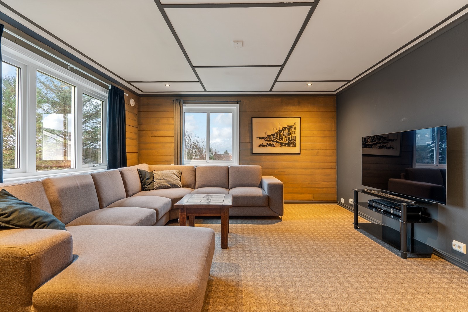 Her er det god plass til stor sofa - perfekt for filmkvelder. Stuen er tidligere benyttet som soverom. Galleribilde