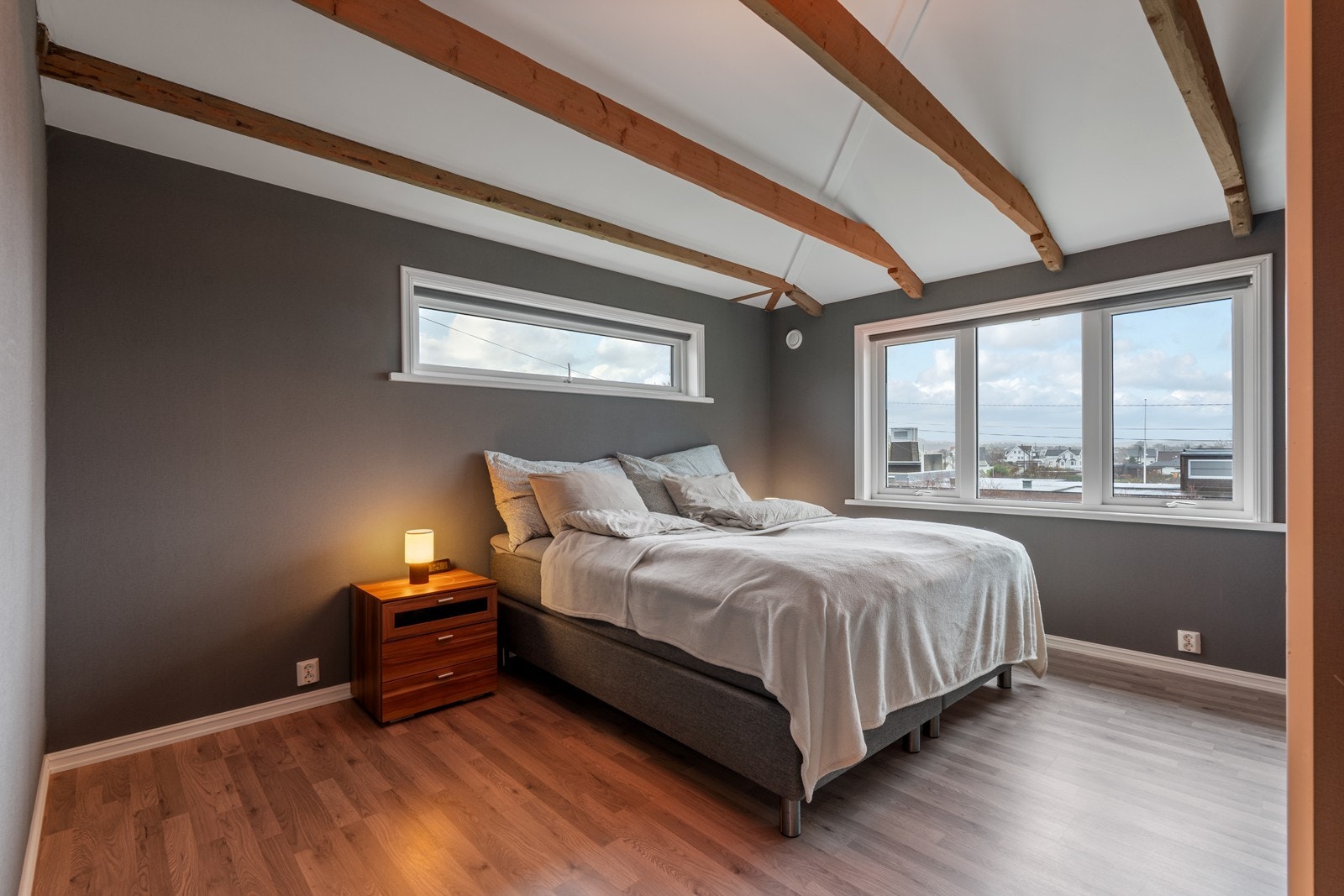 Romslig hovedsoverom med god plass til seng, garderobe og øvrig møblement. Kule detaljer med synlige bjelker i tak. Galleribilde