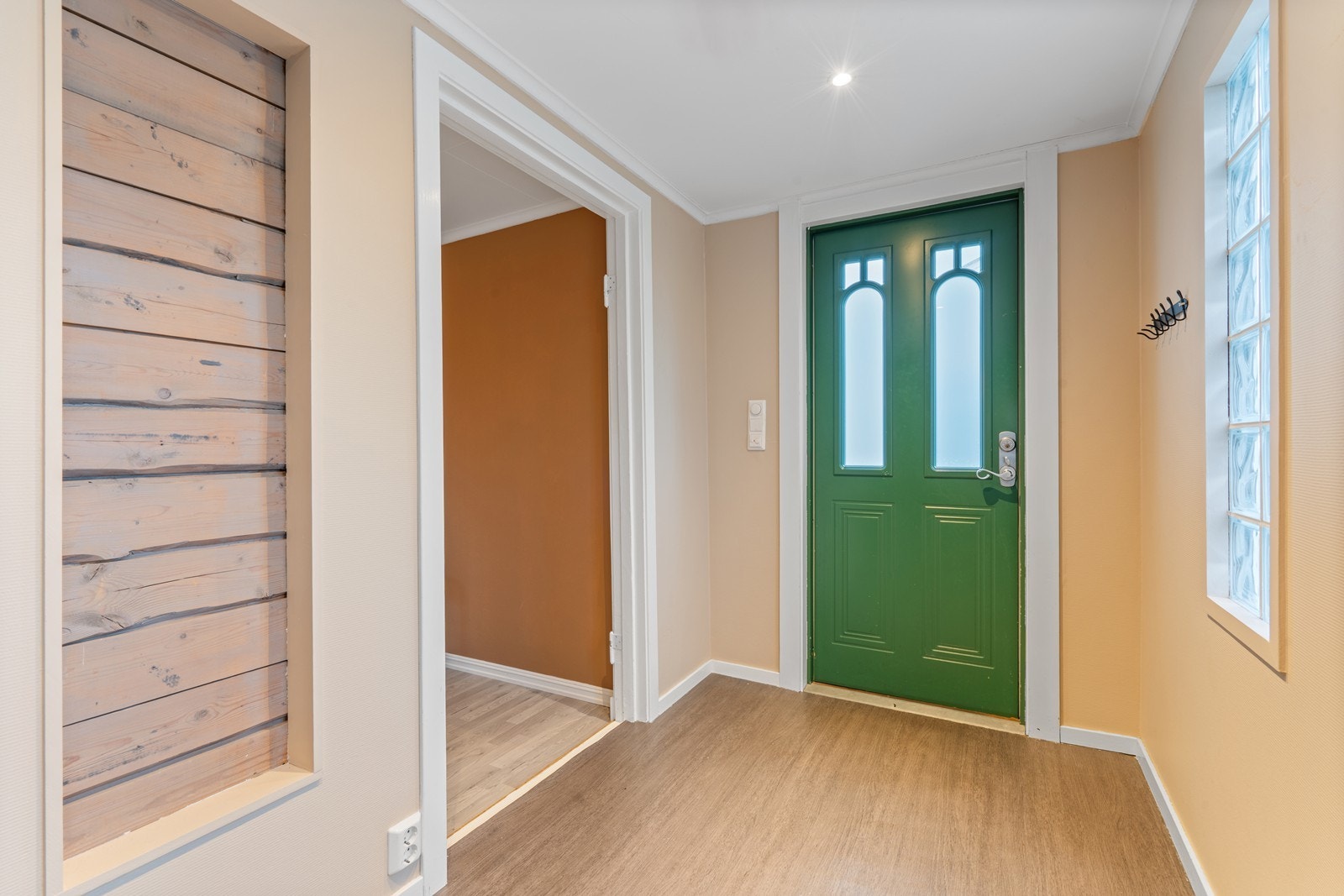 Vindfang av god størrelse. Legg merke til tømmer detaljene. Galleribilde