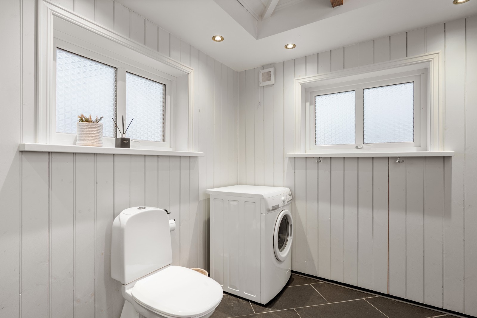 Toalett og opplegg for vaskemaskin på badet. Galleribilde