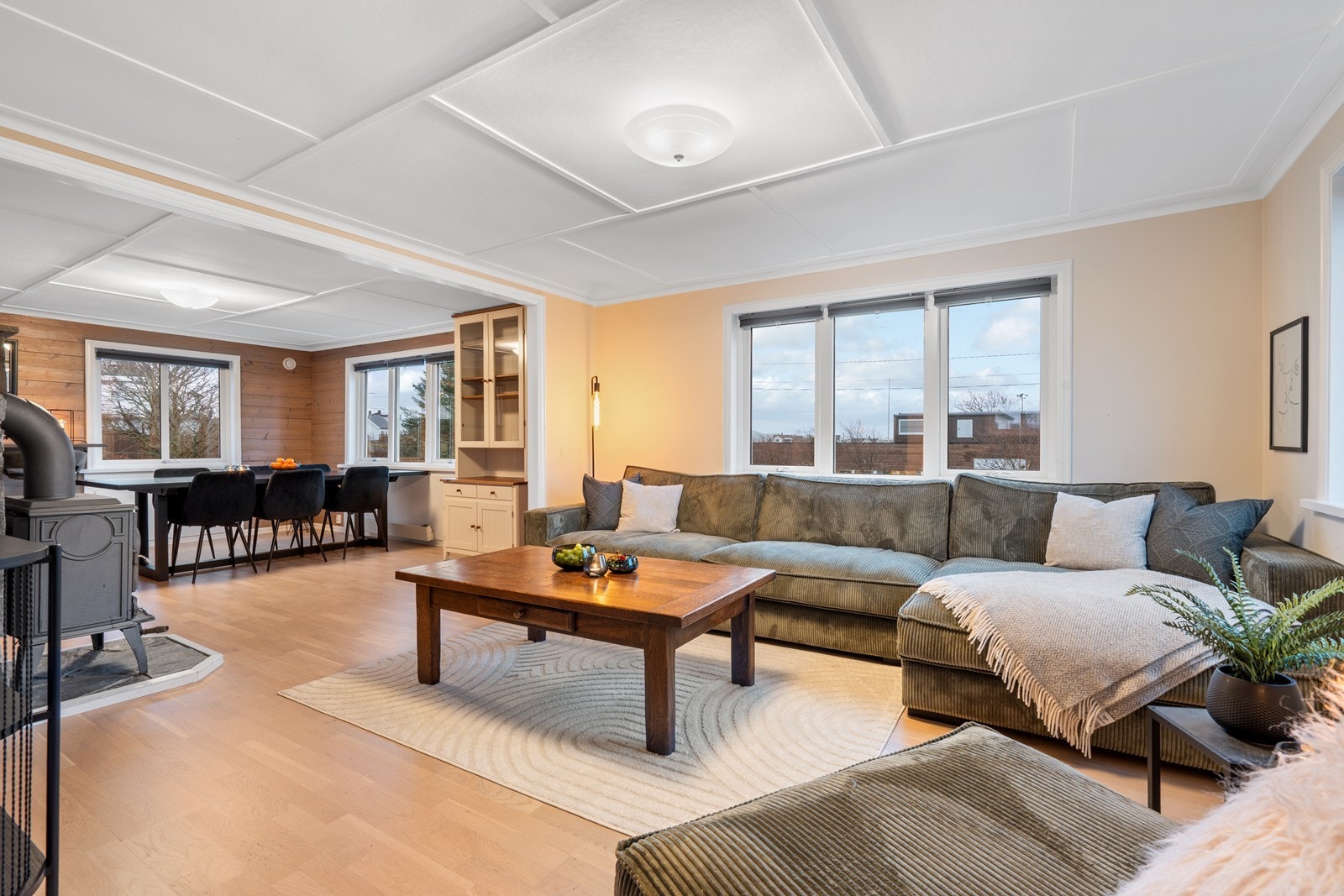 Stuen har god plass til sofa - spisegruppe og øvrig møblement. Godt med naturlig lys gjennom vinduene. Galleribilde