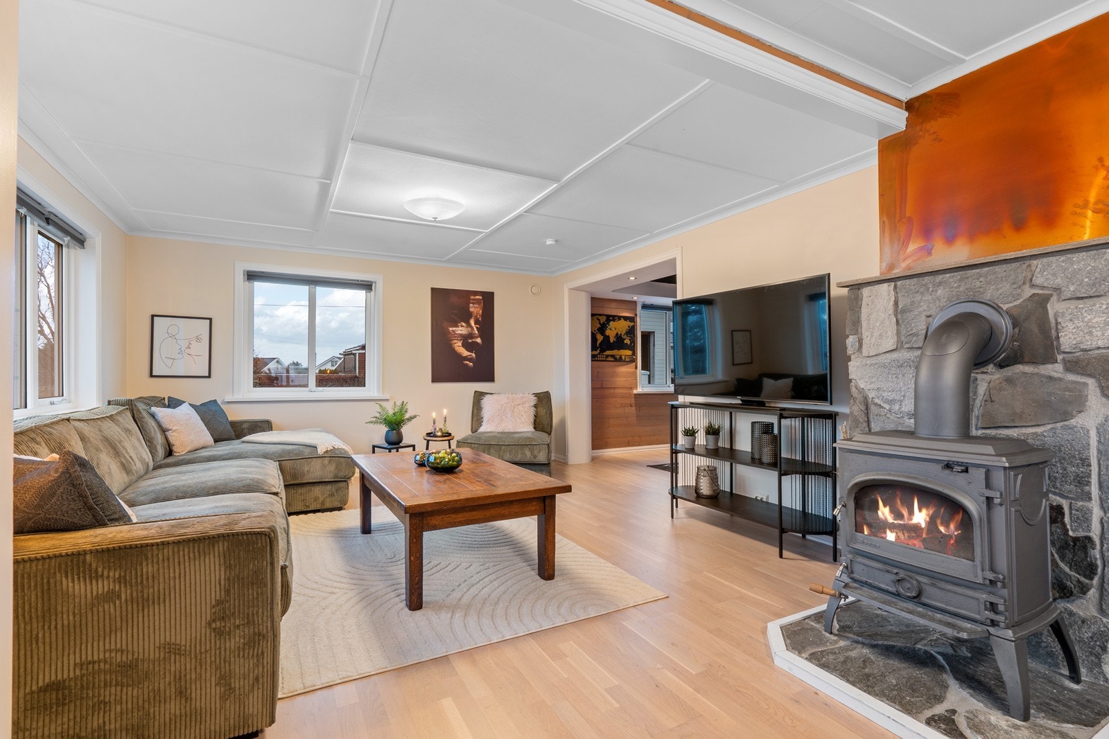 Lys og innbydende stue med koselig peis som skaper varme og en hyggelig atmosfære. Galleribilde