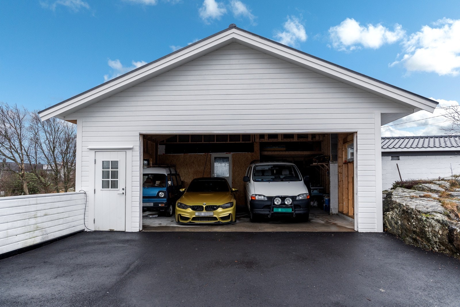 Romslig garasje med plass til tre biler, god takhøyde og bred innkjøring. Galleribilde