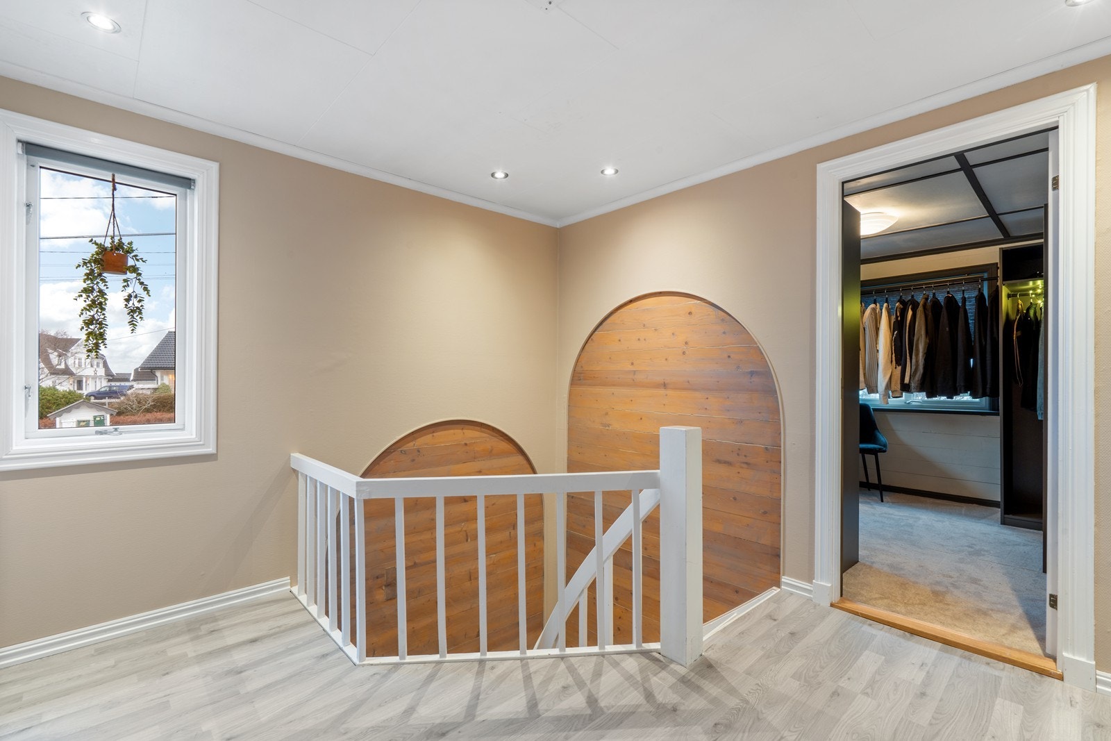 Svært kule detaljer i trappeoppgangen, hvor en har bevart tømmeren og modernisert. Galleribilde