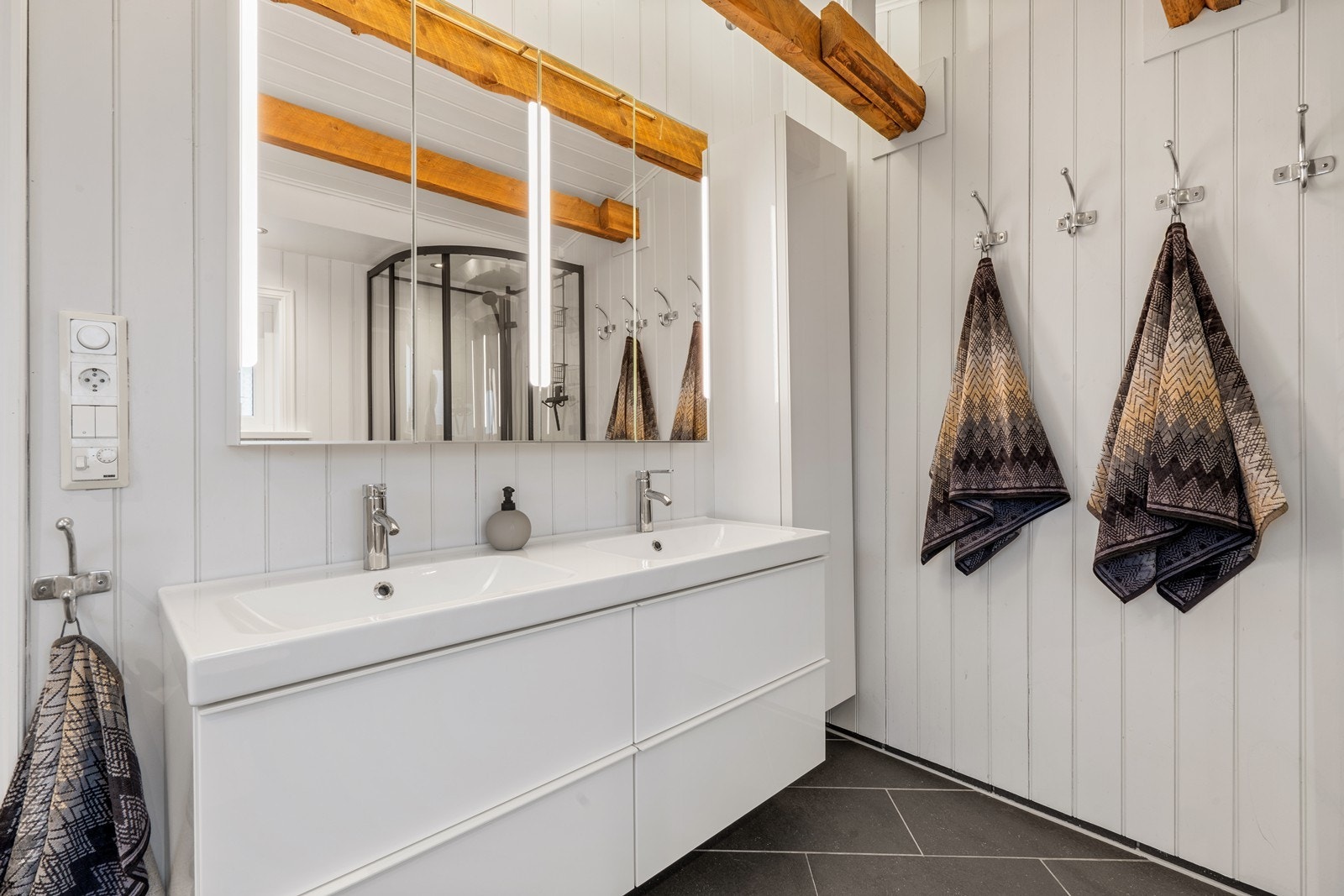 Vegghengt servantsskap og godt med oppbevaringsplass i baderomsskap. Galleribilde