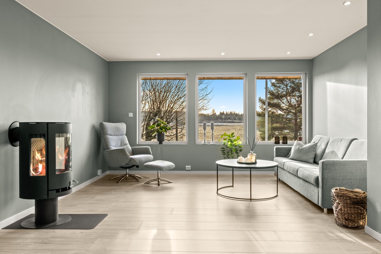 Stuen har store vindusflater som gir godt lysinnslipp og utsyn mot området utenfor. Galleribilde