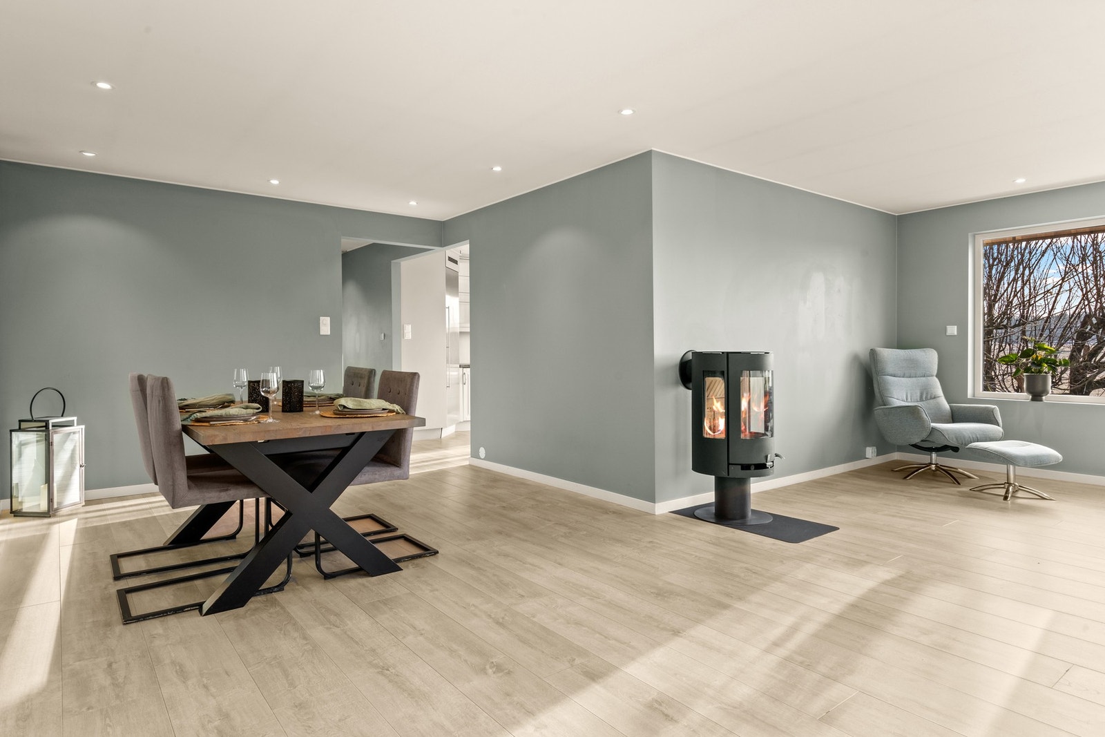 Det åpne gulvarealet gir gode møbleringsmuligheter, enten du ønsker en sosial sofasone-løsning eller et eget lesehjørne ved vinduene. Galleribilde