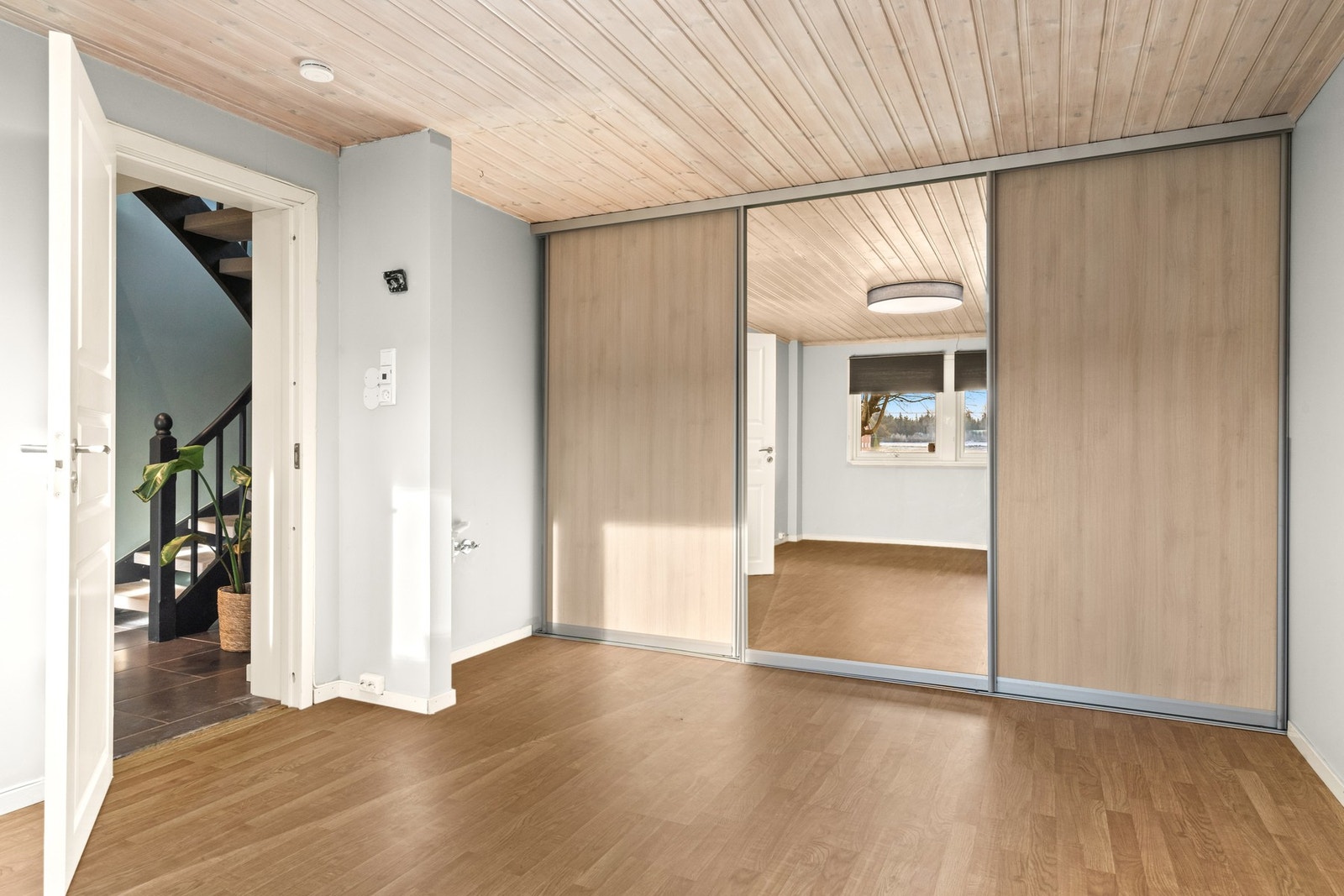 Stort rom med skyvedørsgarderobe. Galleribilde