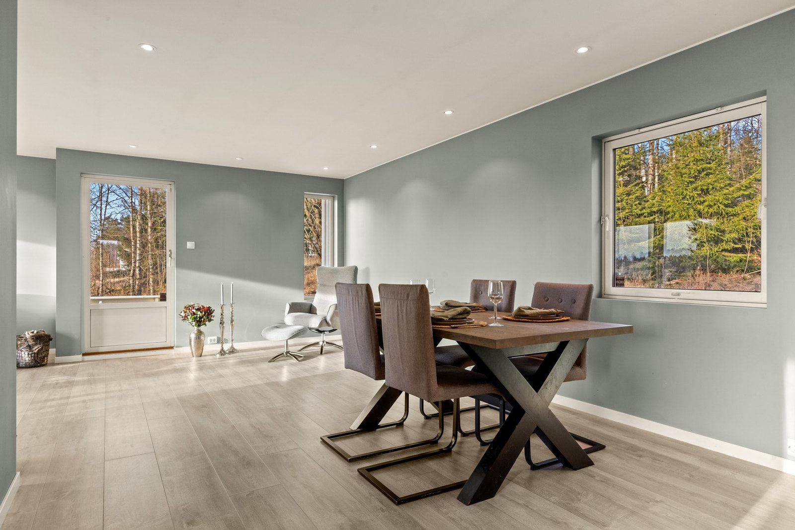 Rommet er malt i en rolig fargetone og har en praktisk planløsning med flere muligheter for møblering. Galleribilde