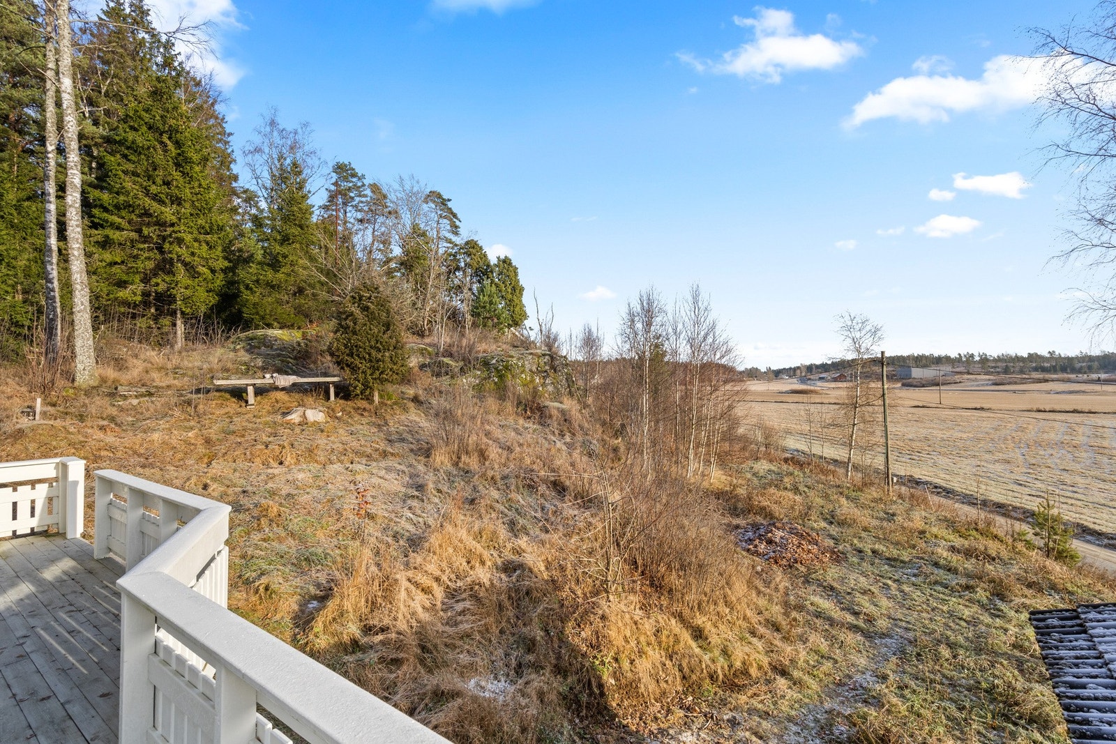 Den flate og oversiktlige tomten gir mange muligheter for hage eller andre uteaktiviteter. Galleribilde