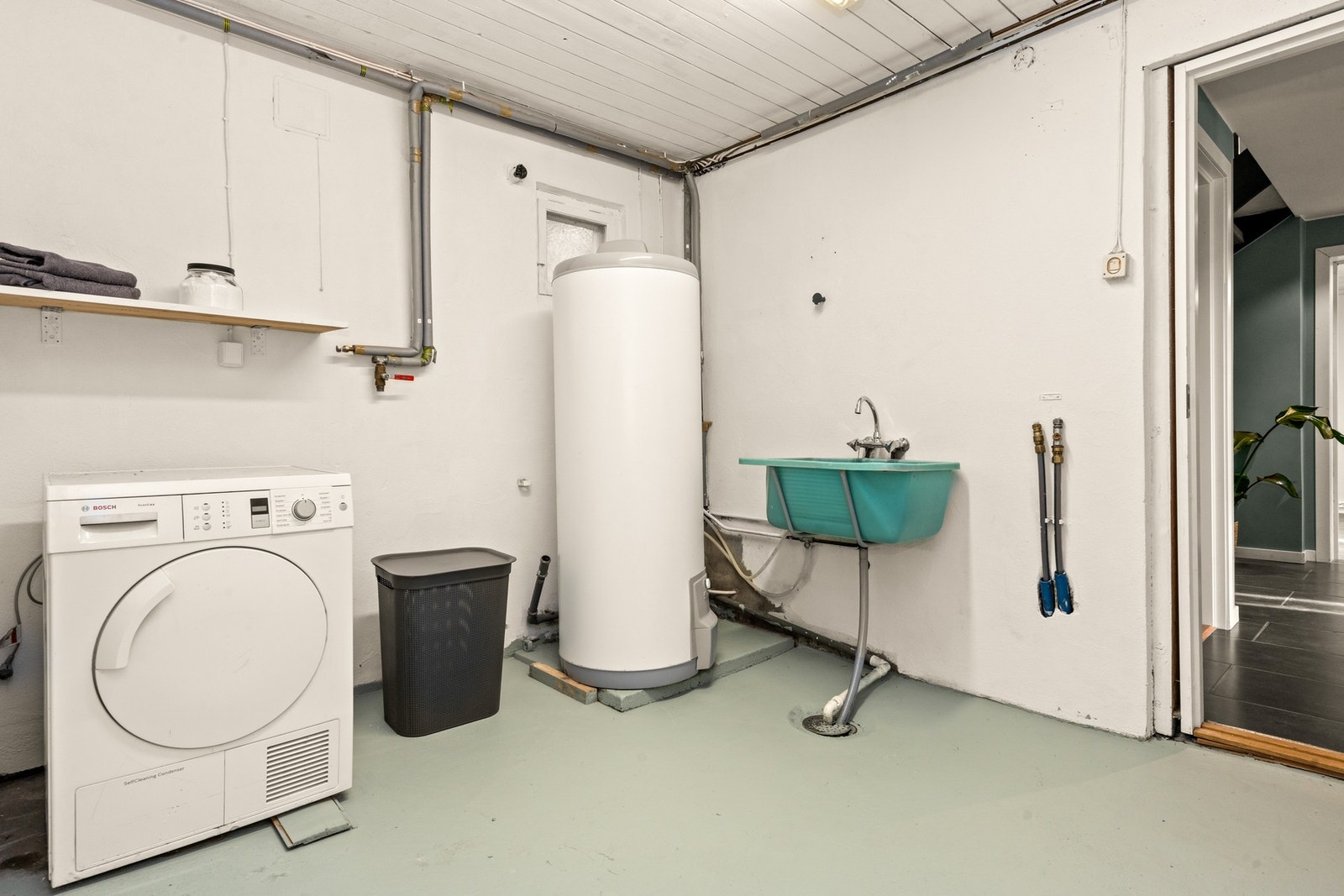Vaskerom har opplegg til vaskemaskin/tørketrommel òg utslagsvask i plast. Galleribilde