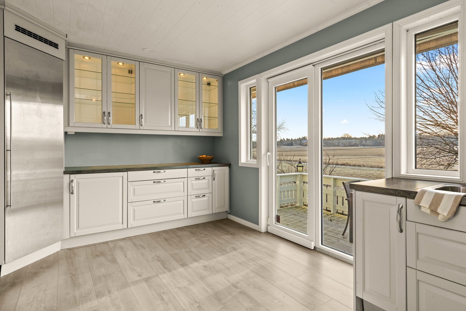 Det er dobbel terrassedør som slipper inn rikelig med dagslys og gir flott utsikt mot omgivelsene. Galleribilde