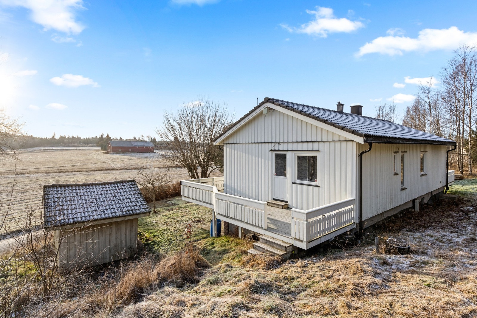 Tomten framstår som solrik og åpen, med svært gode lysforhold gjennom hele dagen. Galleribilde