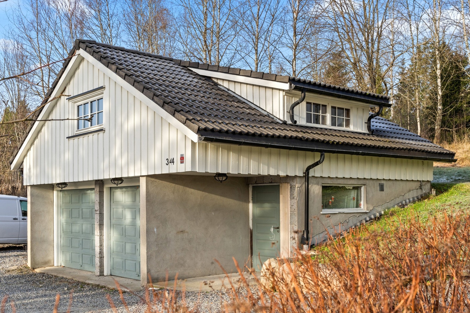 Det er bod og frittstående garasje, samt gode parkeringsmuligheter på egen grunn. Galleribilde