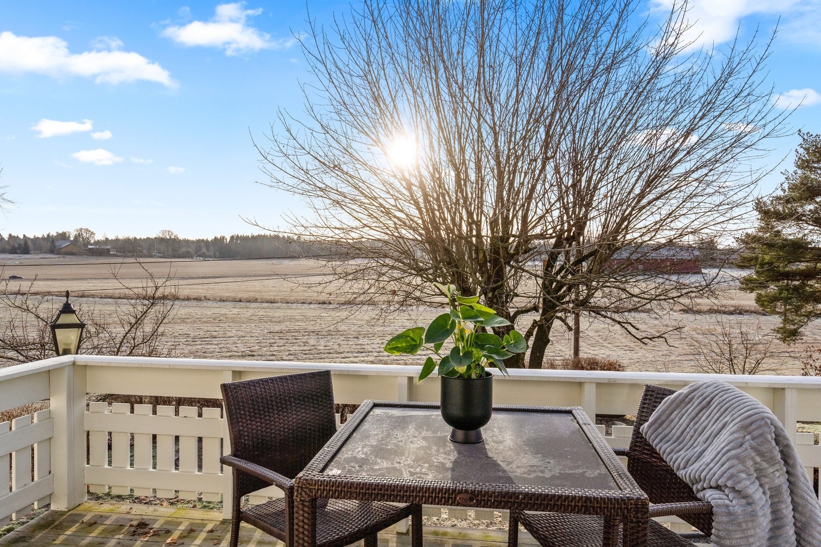 Terrassen vender ut mot åpne jorder. Galleribilde