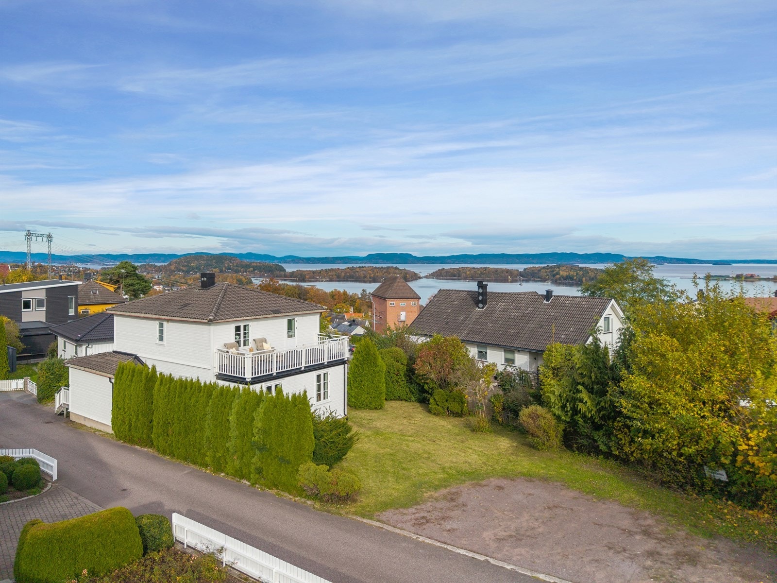 Godt med plass til parkering på egen tomt. Galleribilde