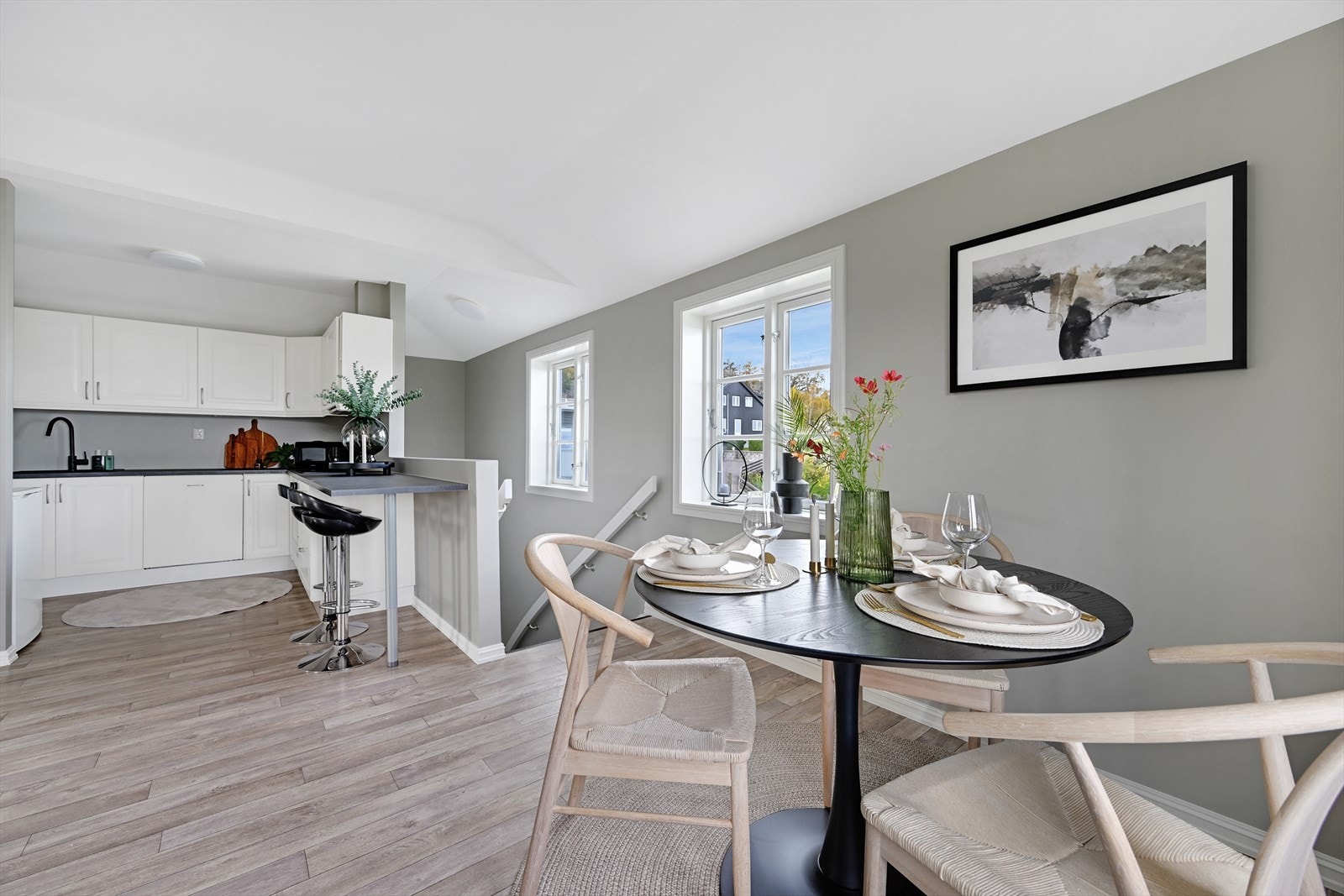 Kjøkken med integrerte hvitevarer som medfølger, med frokostbar. Galleribilde