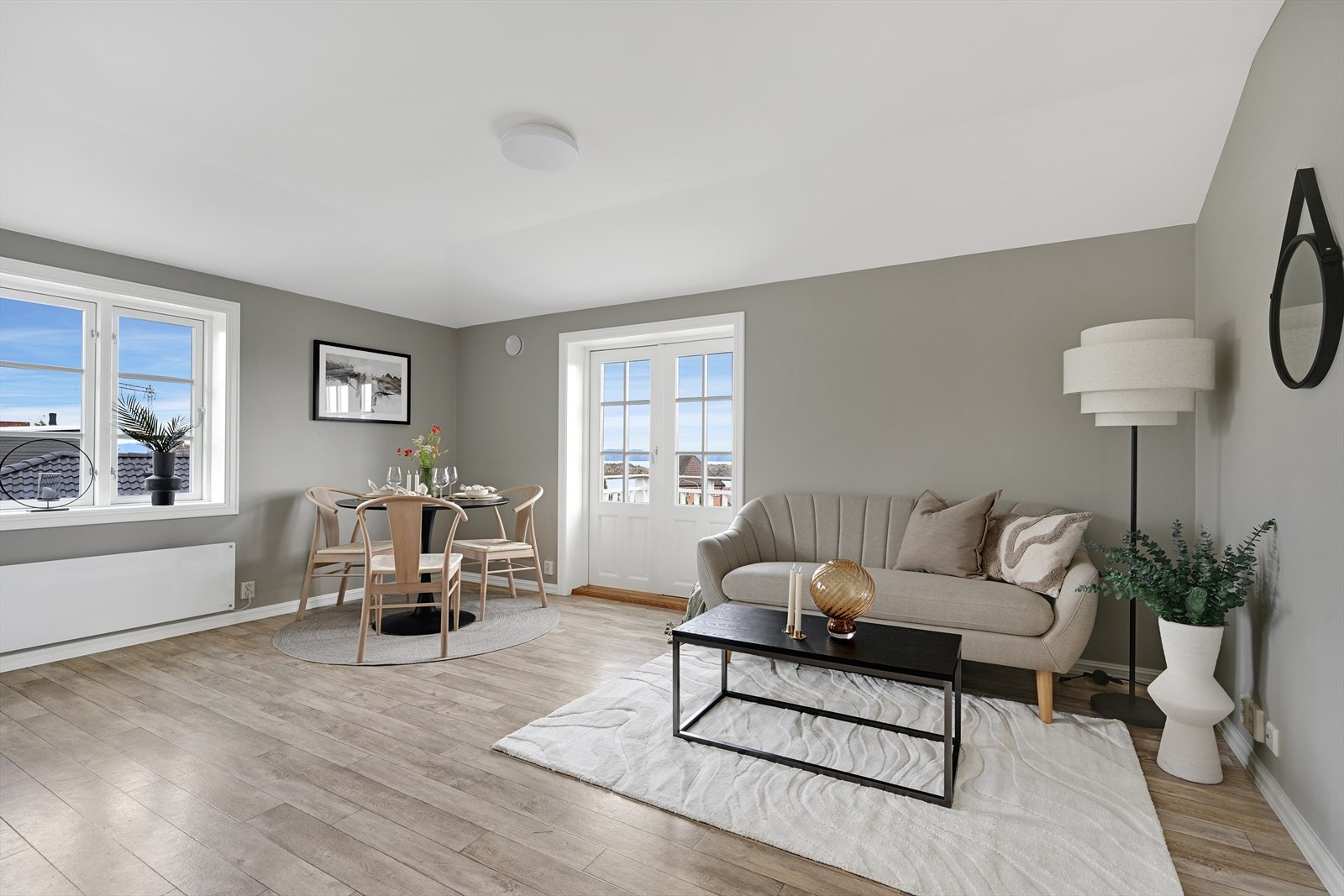 Nymalt stue og spisestue. Galleribilde