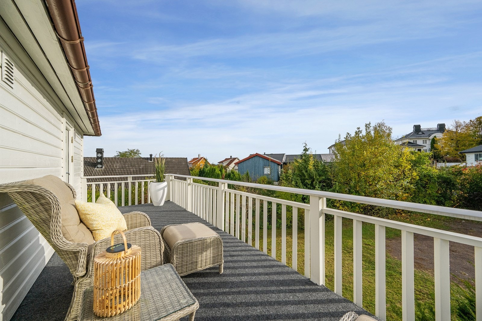 Romslig solrik takterrasse. Galleribilde