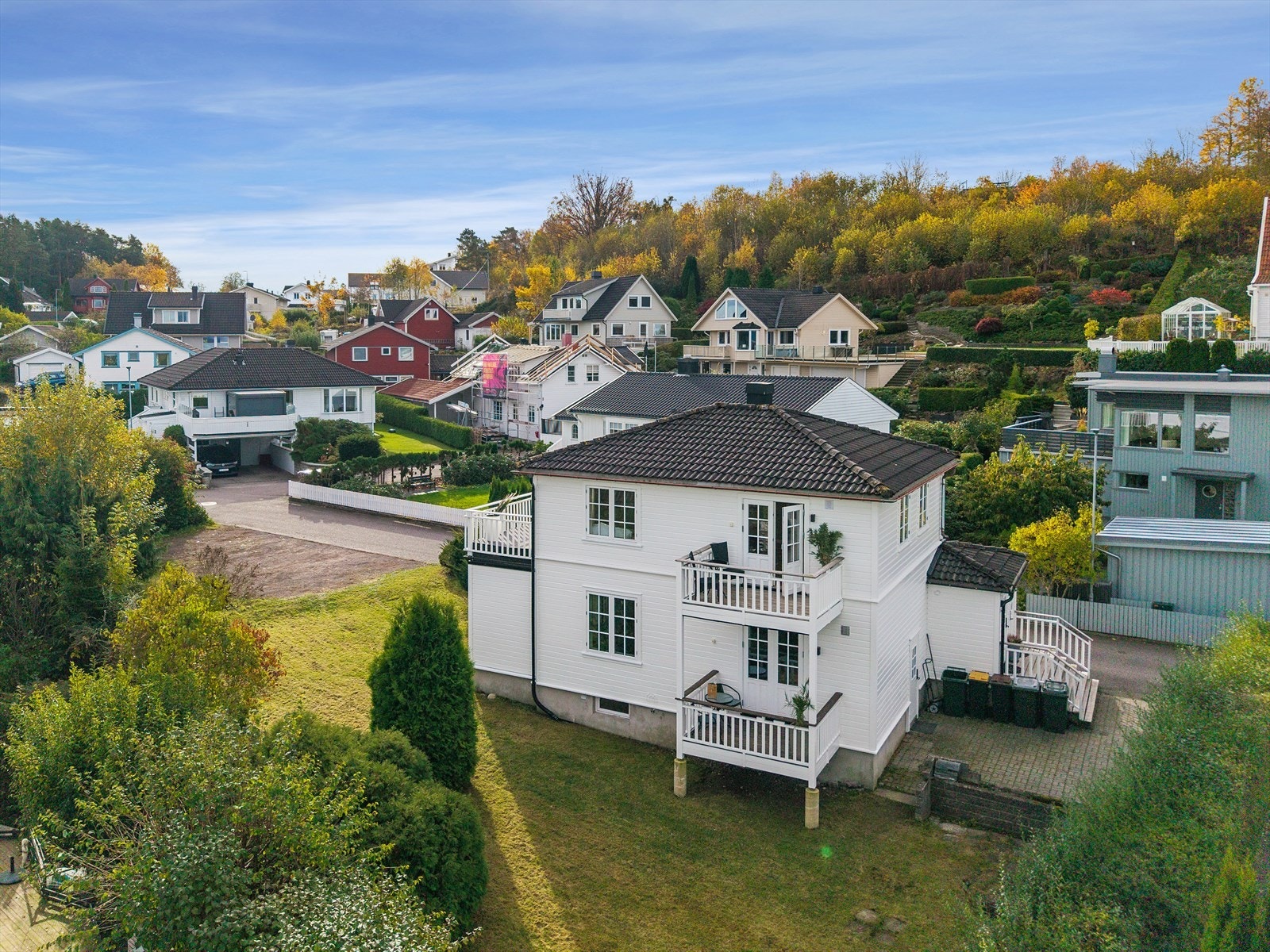 Bygget og tomta sett fra sjøsiden. Galleribilde