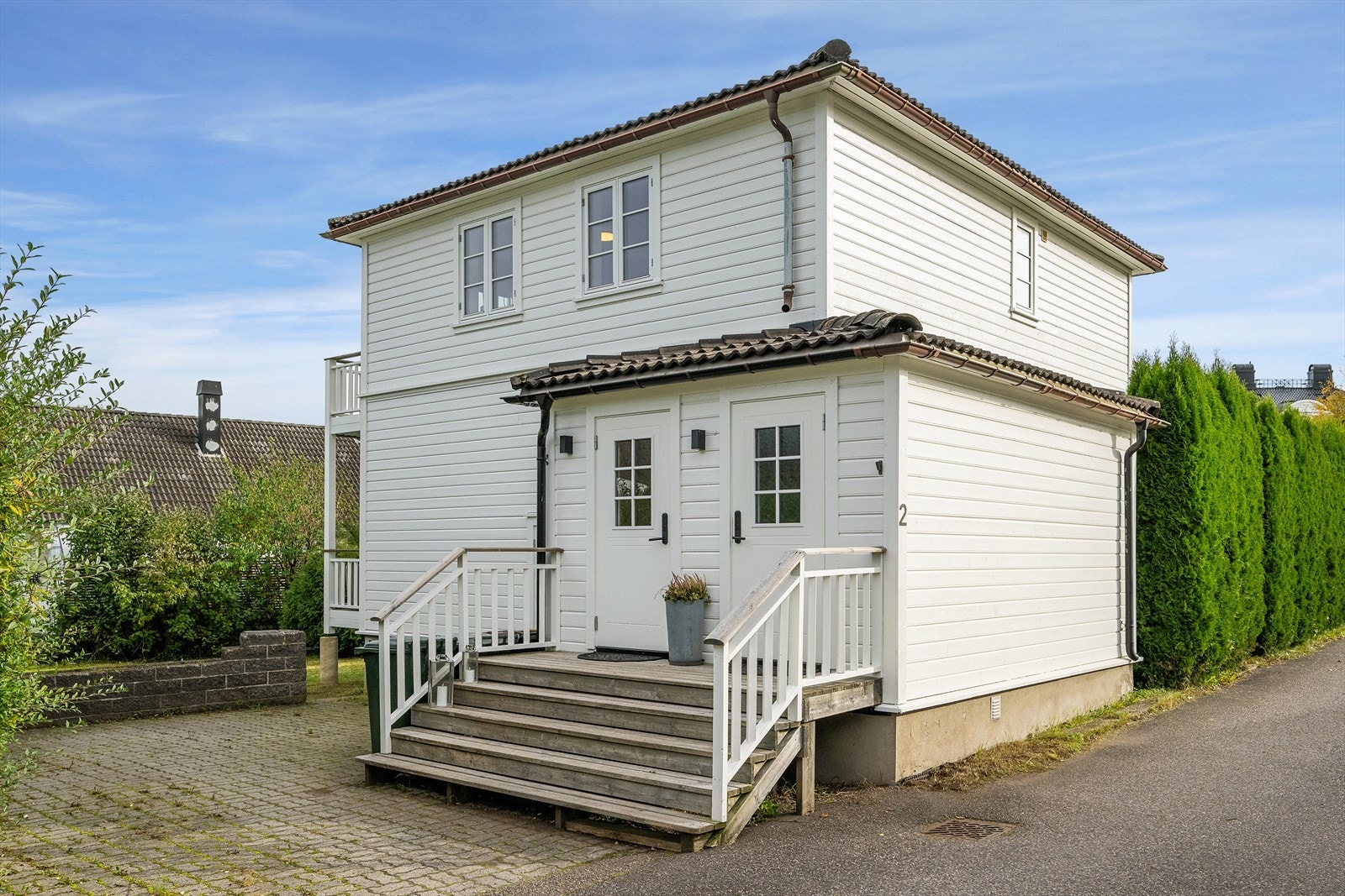 Påbygget inngangsparti med egen dør til hver etasje. Galleribilde