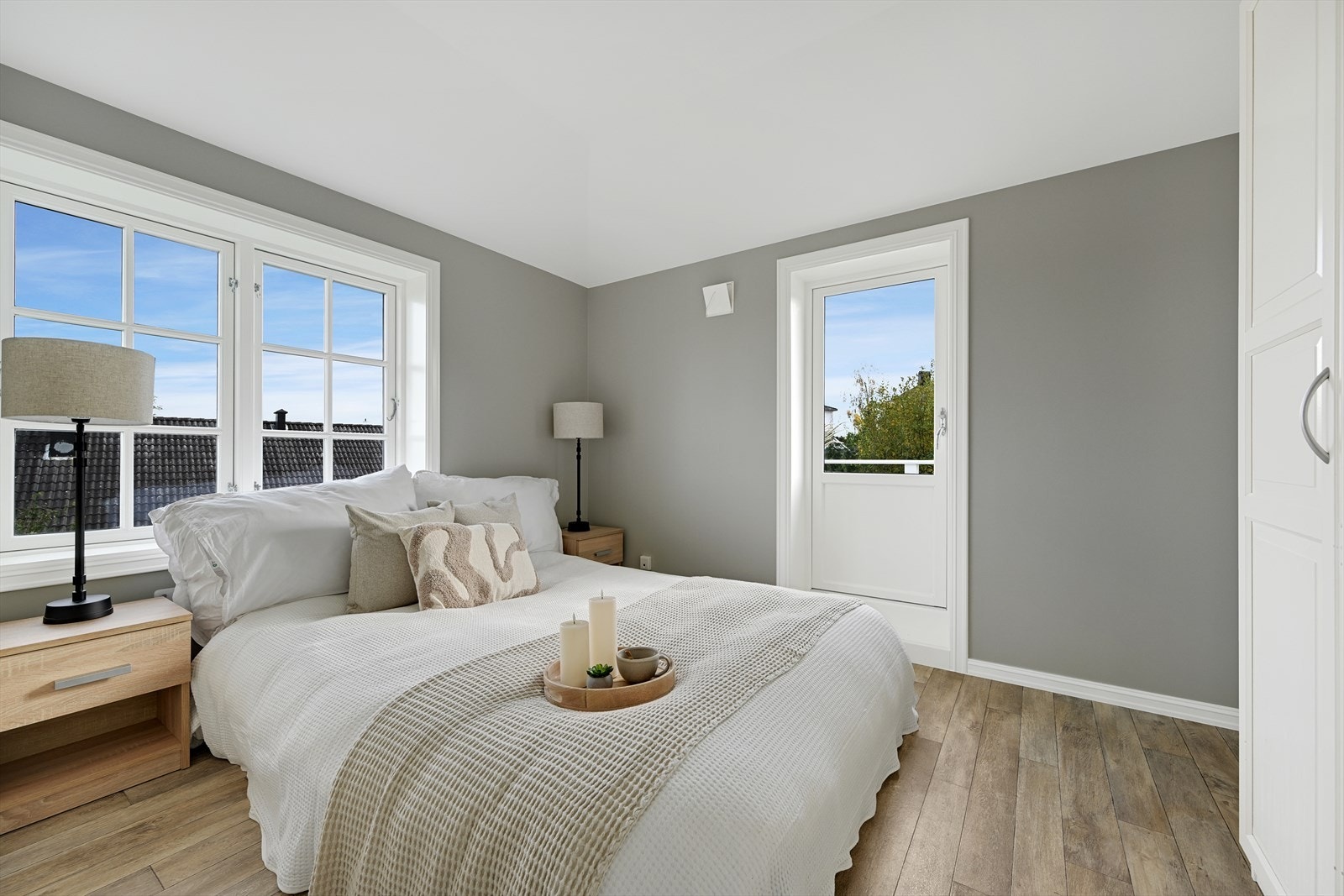 Hovedsoverom med garderobeskap og utgang til takterrasse. Galleribilde