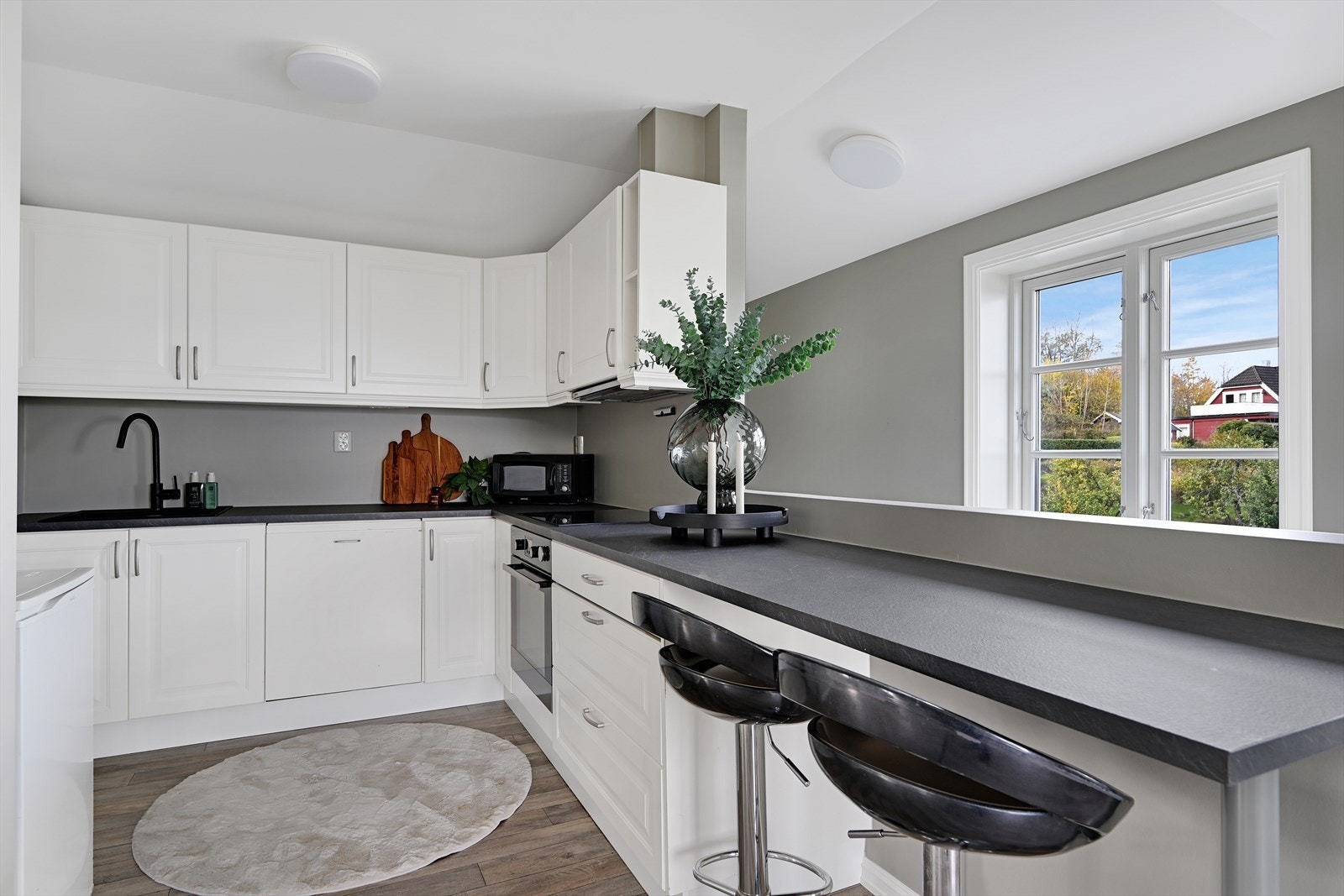 Pent kjøkken med nytt blandebatteri. Galleribilde