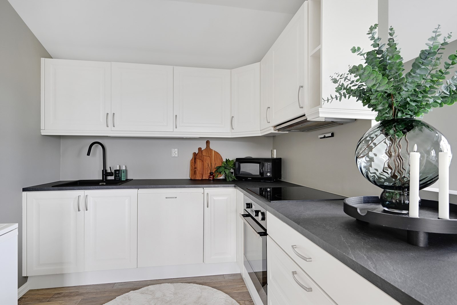 Innholdsrikt kjøkken. Galleribilde