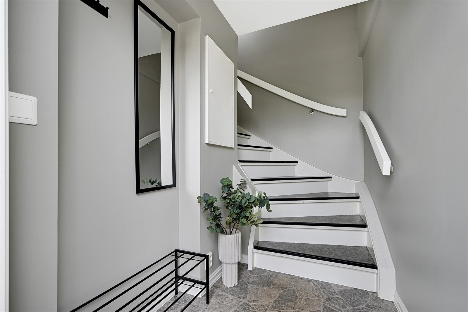 Egen inngangsdør og trapp opp til 2. etasje. Galleribilde