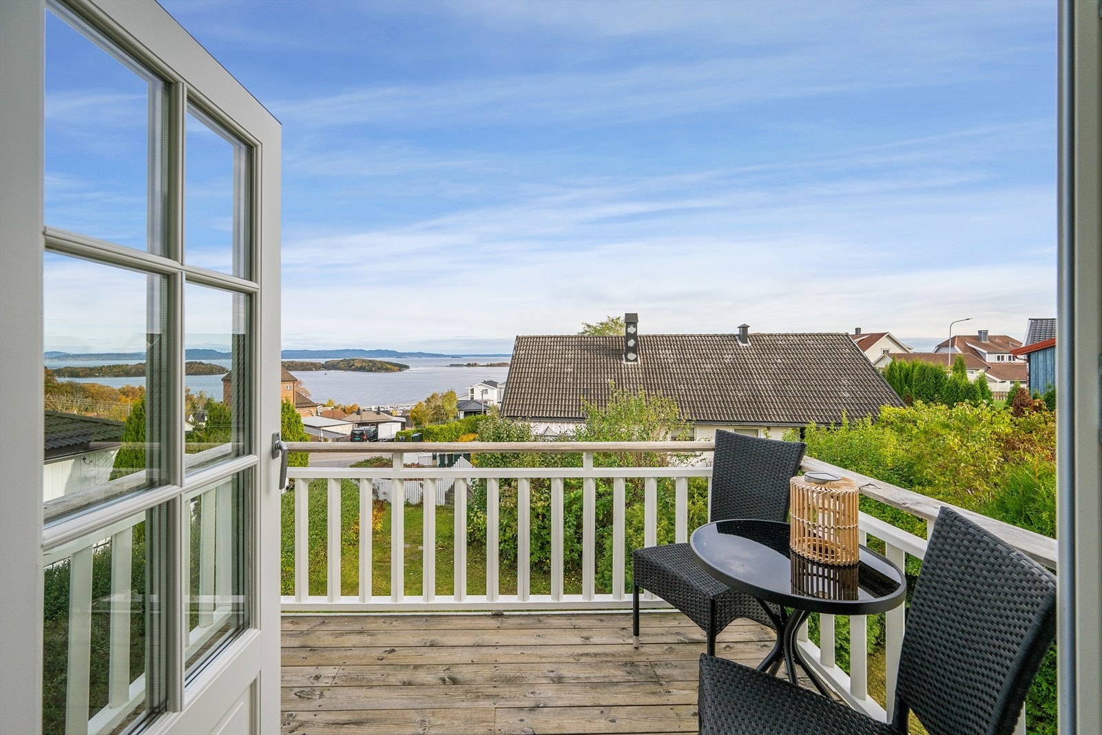 Dobbeltdør ut til balkong med utsikt. Galleribilde