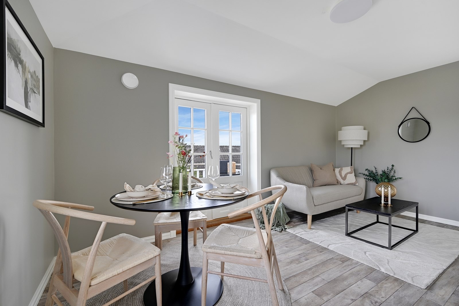 Nymalt stue og spisestue. Galleribilde