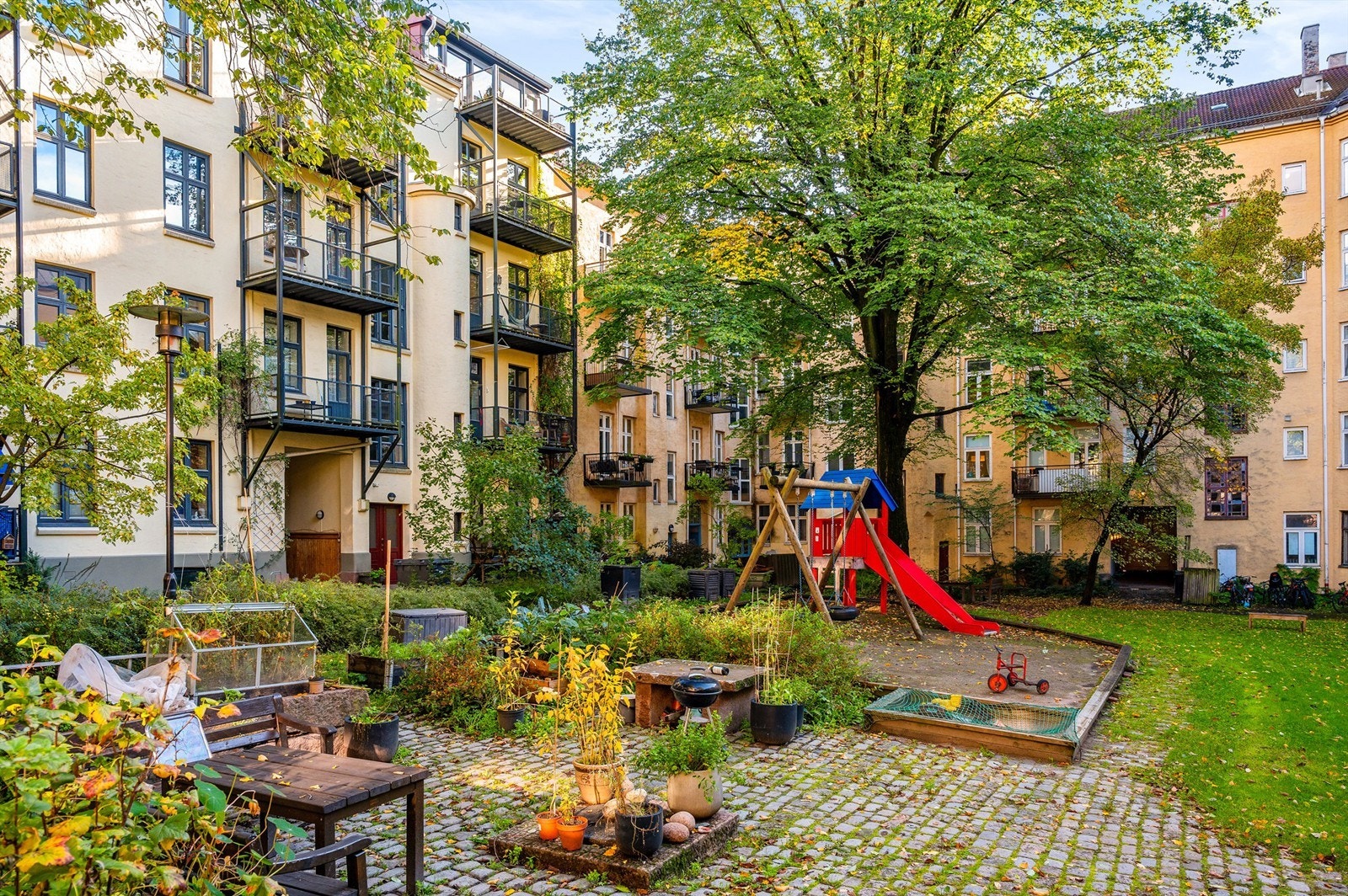 Sameiet har felles gårdsrom med de nærliggende bygårdene og samarbeider angående vedlikehold av fellesareal. Galleribilde