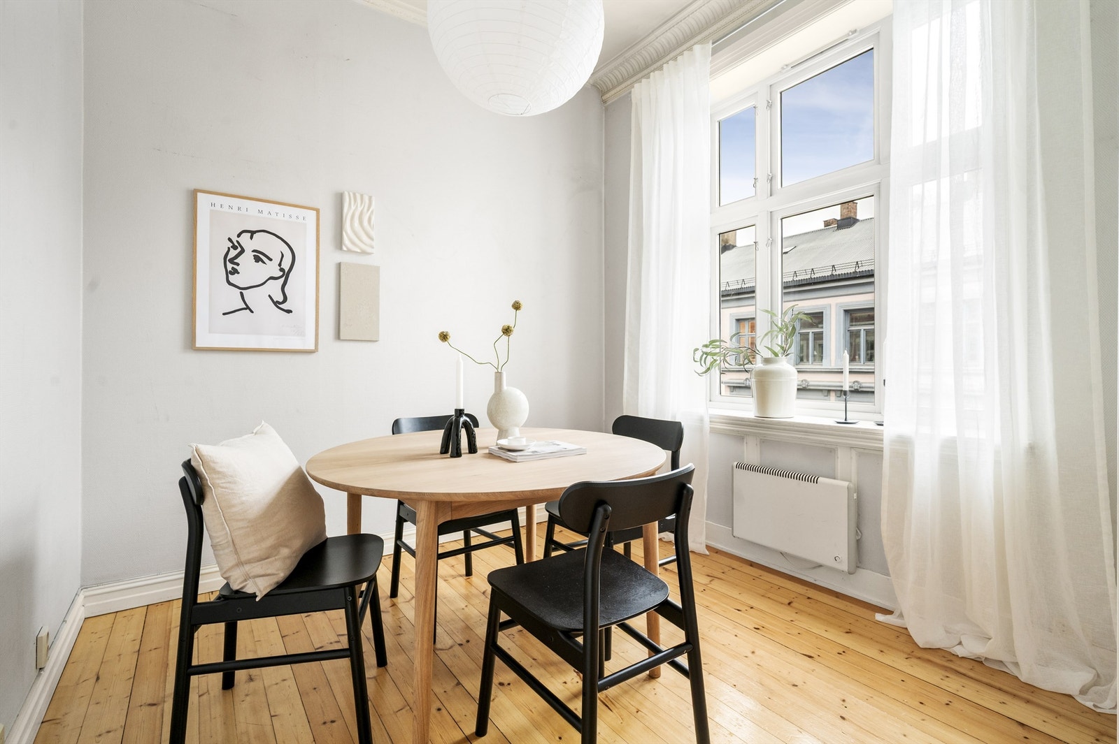 Soverom nr. 2 med adkomst fra stuen benyttes i dag som spisestue. Alt etter behov! Galleribilde