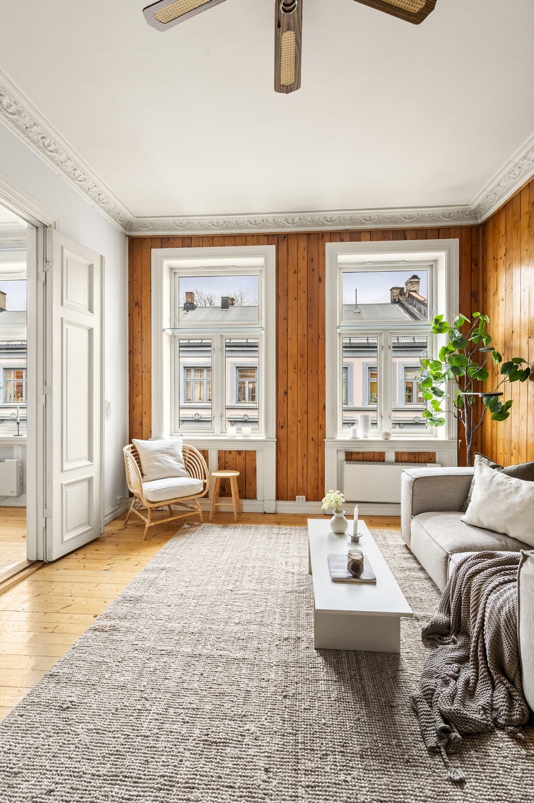 De store vinduene har dype karmer med plass til planter og dekor. Galleribilde