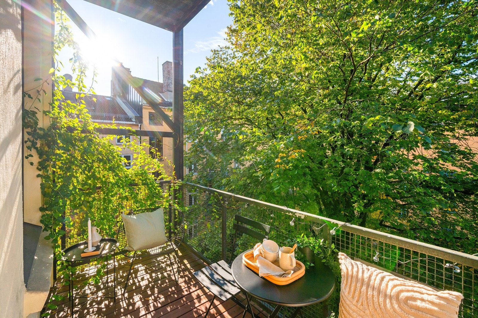 Balkongen oppleves som usjenert og luftig i bygårdens fjerde etasje. Galleribilde