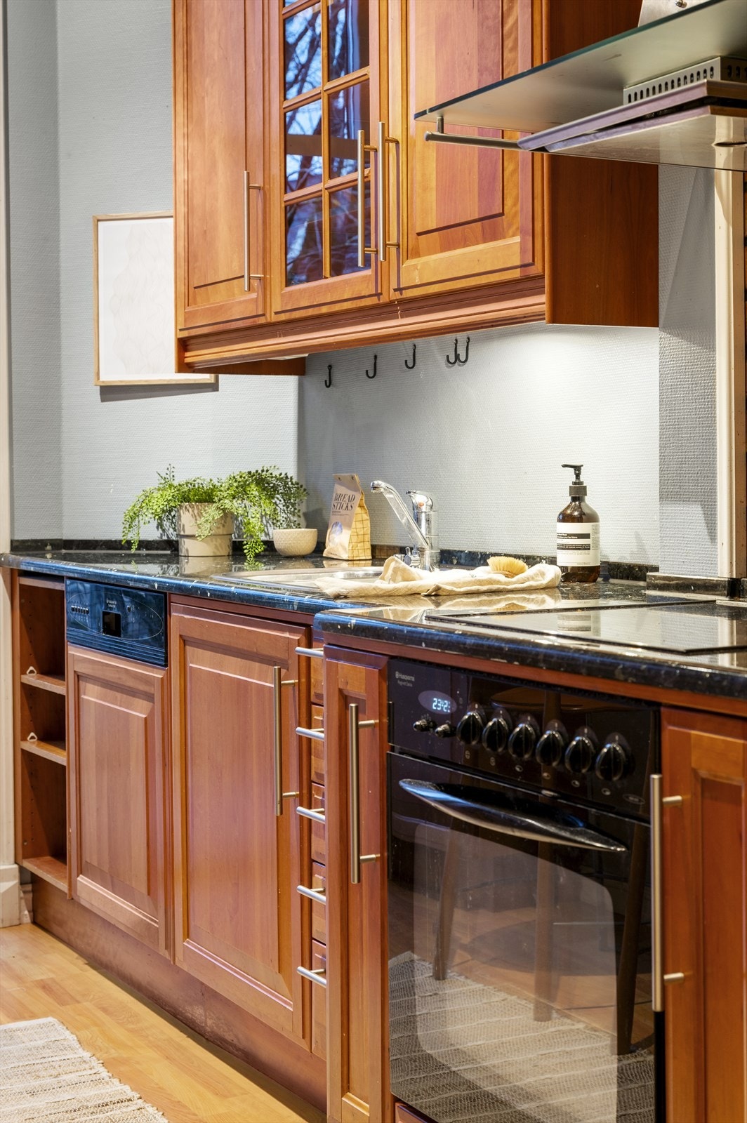 Videre er det integrerte hvitevarer som stekeovn, platetopp og oppvaskmaskin, samt frittstående kjøleskap med fryser. Galleribilde