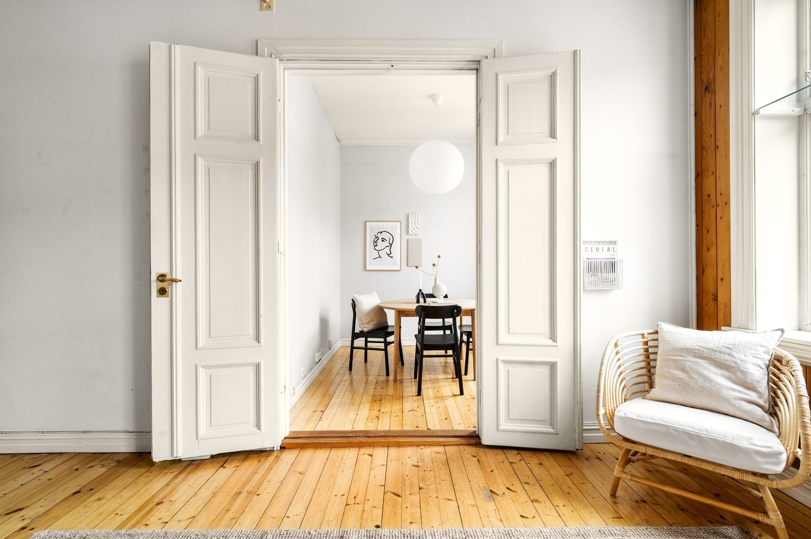 Leiligheten består av en entré, to soverom, bad, samt kjøkken og stue. Fra kjøkkenet har man utgang til en stor, vestvendt balkong. Galleribilde