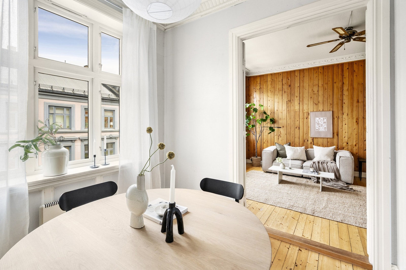 Rommene er romslige og har store vindusflater som sørger for godt lysinnslipp. Galleribilde