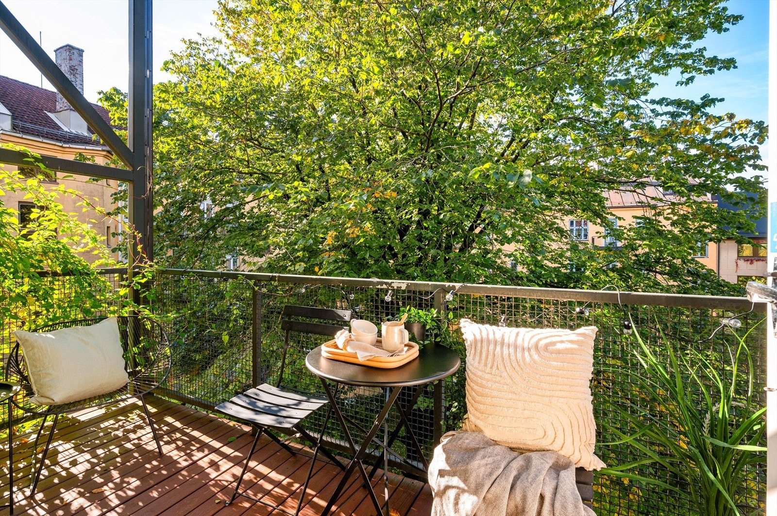 Balkongen er på ca 5 kvm og vender vest. Selger opplyser om sol fra ca kl 15 og ut kvelden, delvis bak skyggen av treet - perfekt for avslappende ettermiddag og kveld. Galleribilde