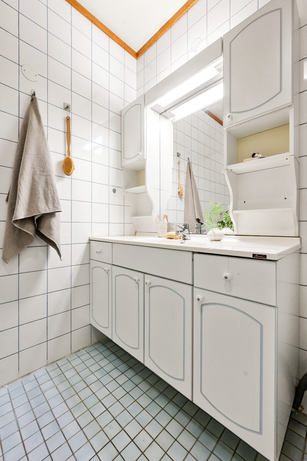 Videre er det elektriske varmekabler i gulv og opplegg til vaskemaskin. Galleribilde