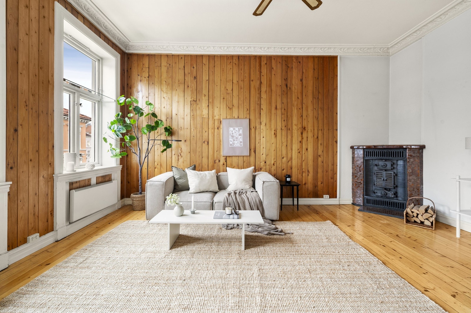 Leiligheten har flere klassiske detaljer som stukkatur, rosett, vakre klassiske vinduer og originalt tregulv. Galleribilde