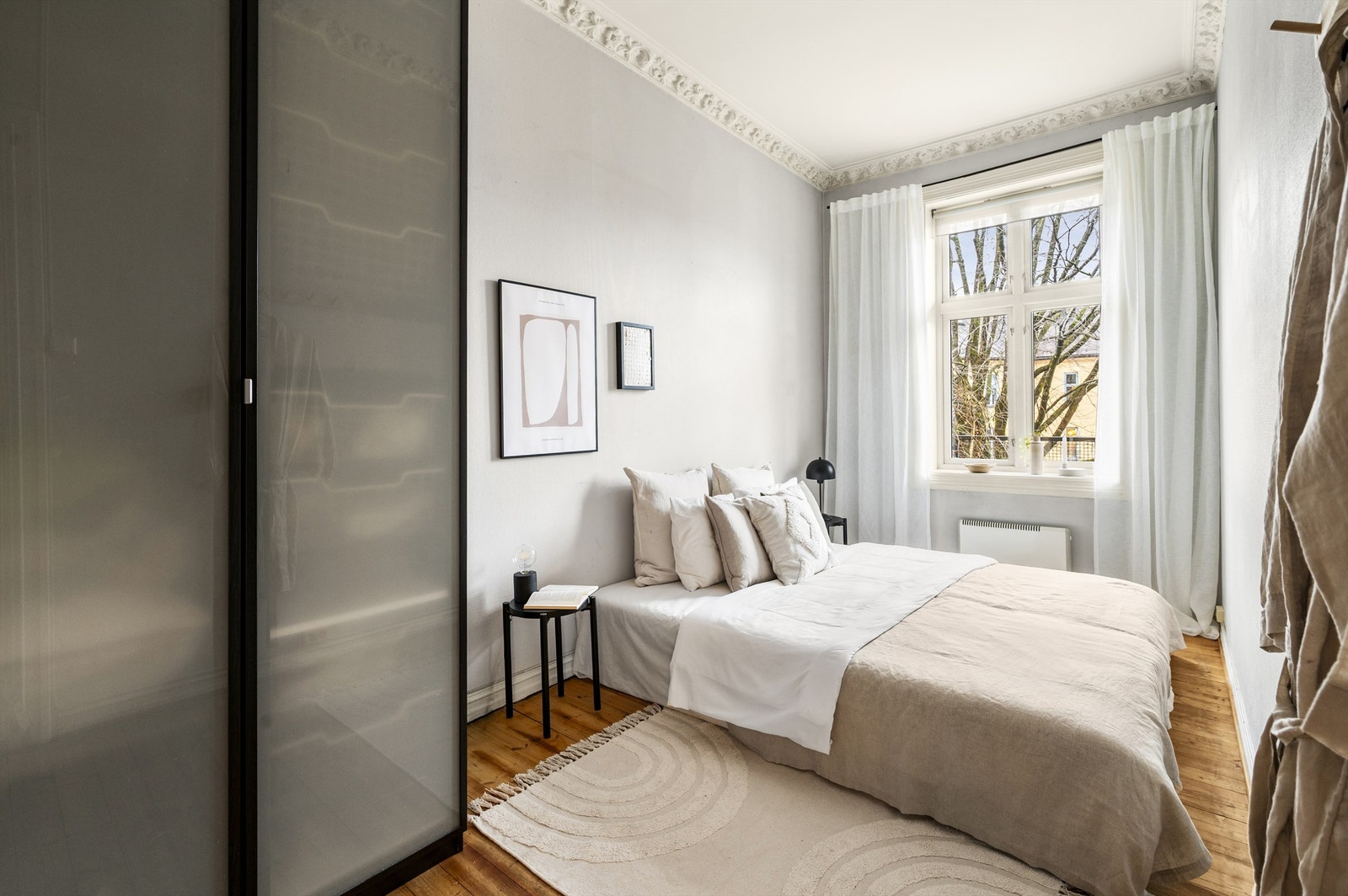 Leilighetens hovedsoverom vender vest og ut mot rolig bakgård uten trafikkstøy. Rommet har god plass til dobbeltseng, garderobeskap og tilhørende soveromsmøblement. Galleribilde